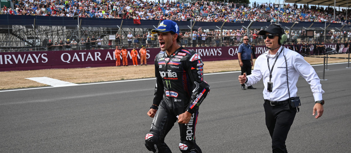 Aprilia Racing's Spanish rider Jorge Martin (L) celebrates after finishing first in the MotoGP Sprint Race on the second day of the MotoGP British Grand Prix weekend at Silverstone circuit, central England on August 8, 2026. (Photo by Glyn KIRK / AFP)
