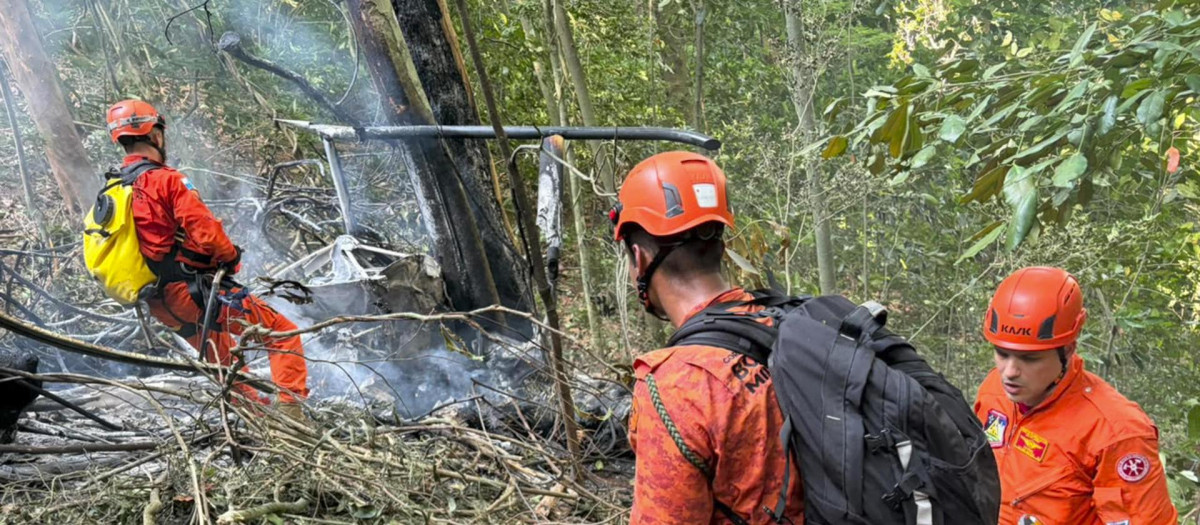 Bomberos trabajan en el lugar donde ocurrió el accidente de un helicóptero este sábado,