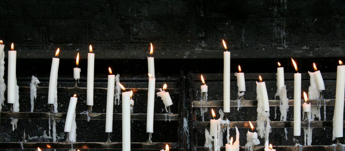 Velas encendidas, en una imagen de archivo