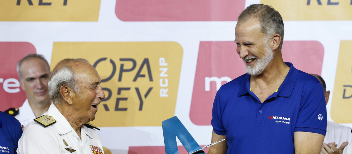 El Rey y el almirante Jaime Rodríguez Toubes sostienen el trofeo al segundo clasificado de su categoría