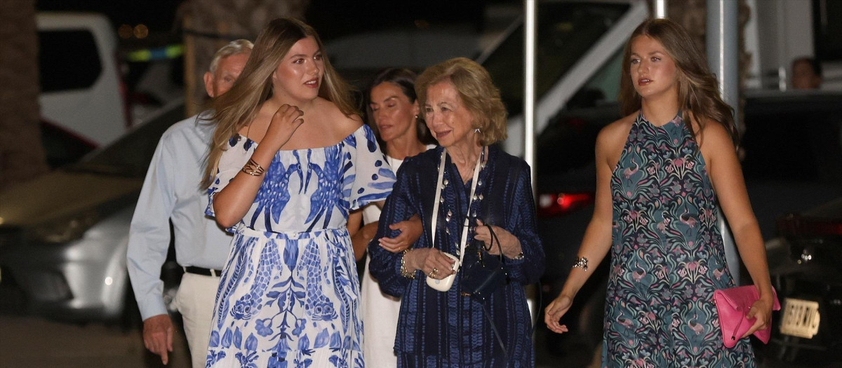 La Reina, la Princesa Leonor, la Infanta Sofía y la Reina Sofía, a su llegada al restaurante de Portitxol