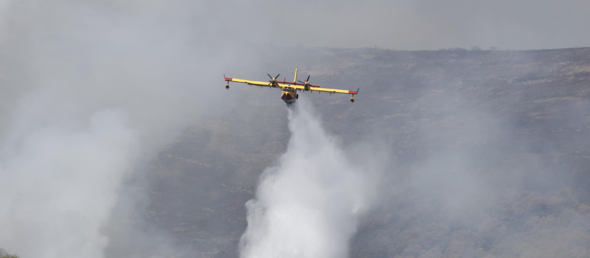 Los medios aéreos que se incorporan este domingo en las labores de extinción del incendio de Tírig
