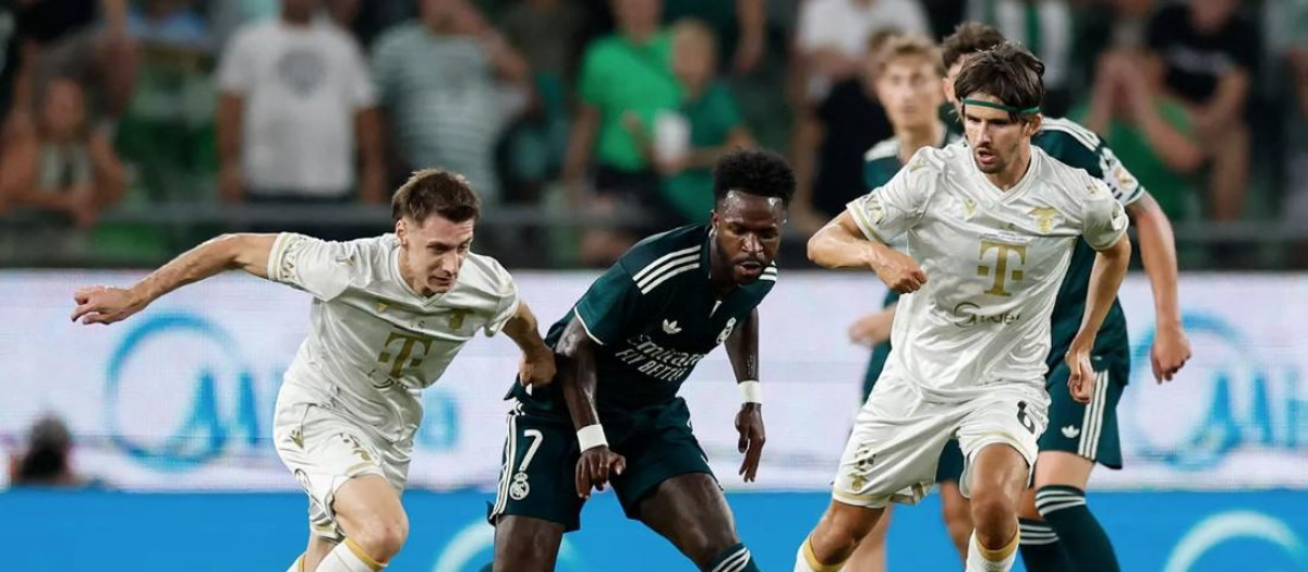 Vinicius conduce un balón en el partido amistoso frente al Ferencváros