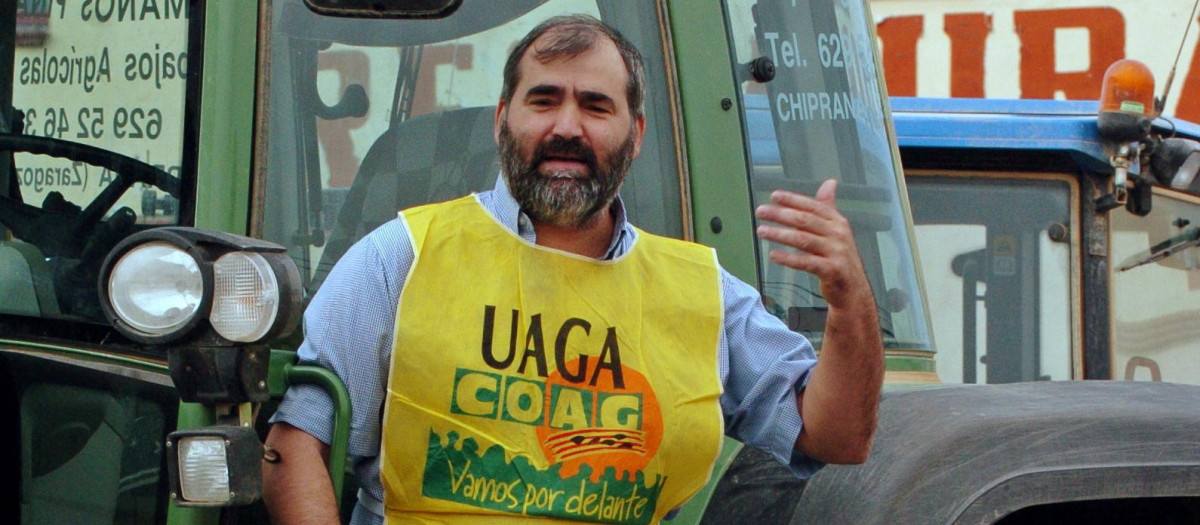 Javier Sánchez, secretario general de UAGA-COAG, se dirige a los agricultores que han cortado el tráfico en la localidad zaragozana de Bujaraloz para reclamar un gasóleo profesional para el secto