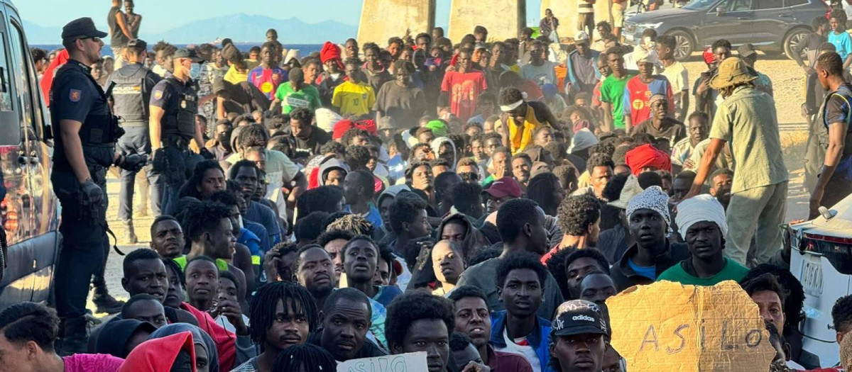 Imagen de archivo de cientos de inmigrantes ilegales llegados a Ceuta el pasado 30 de julio