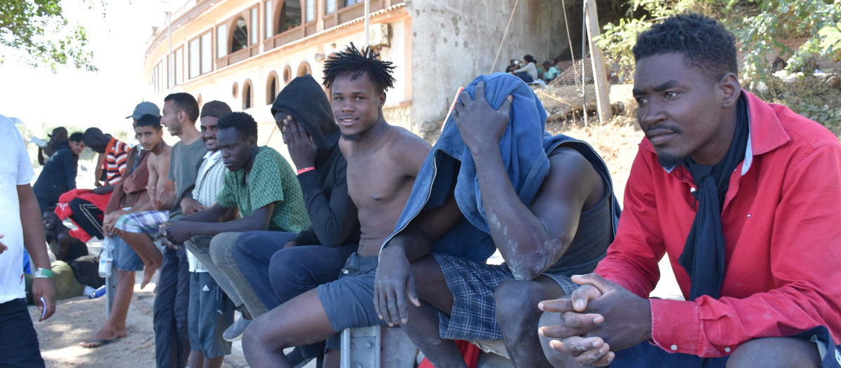 La Policía Nacional comienza el triaje para valorar el asilo de los migrantes en Ceuta tras la entrada masiva
