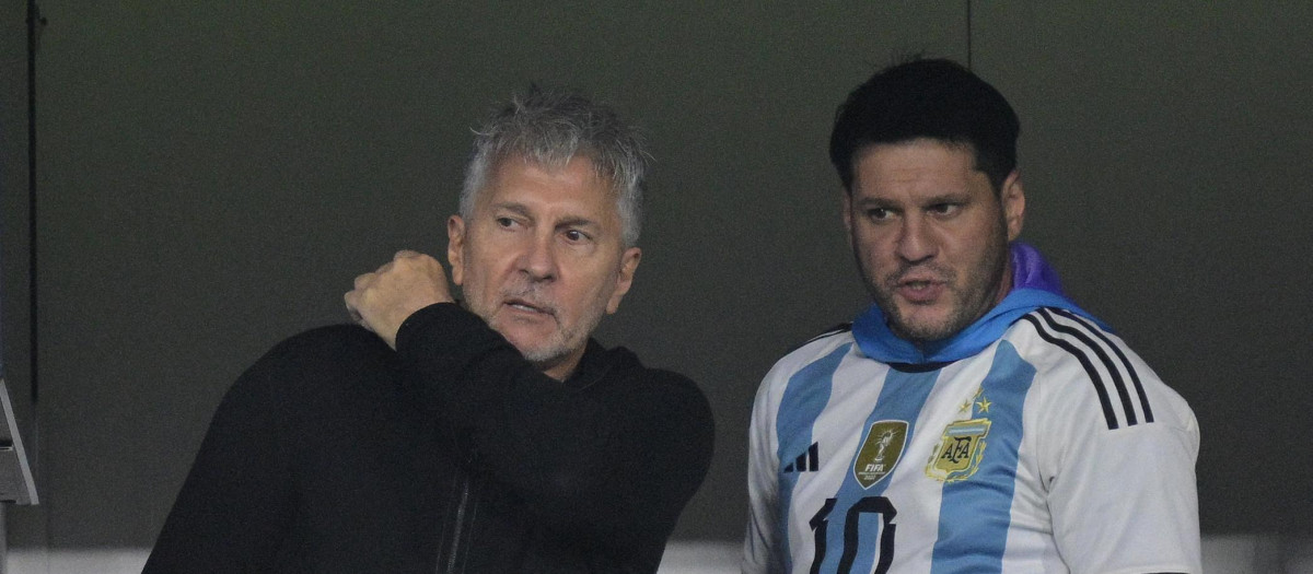 Jorge Messi (L) junto a su hijo Rodrigo durante un partido de la selección argentina