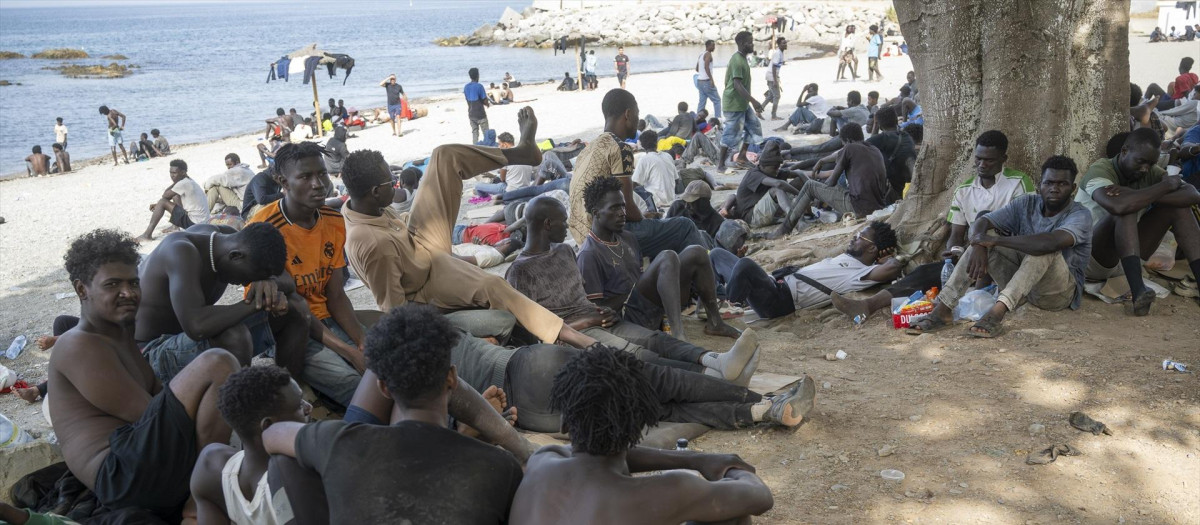 Imagen de archivo de decenas de inmigrantes llegados a Ceuta el pasado 30 de julio