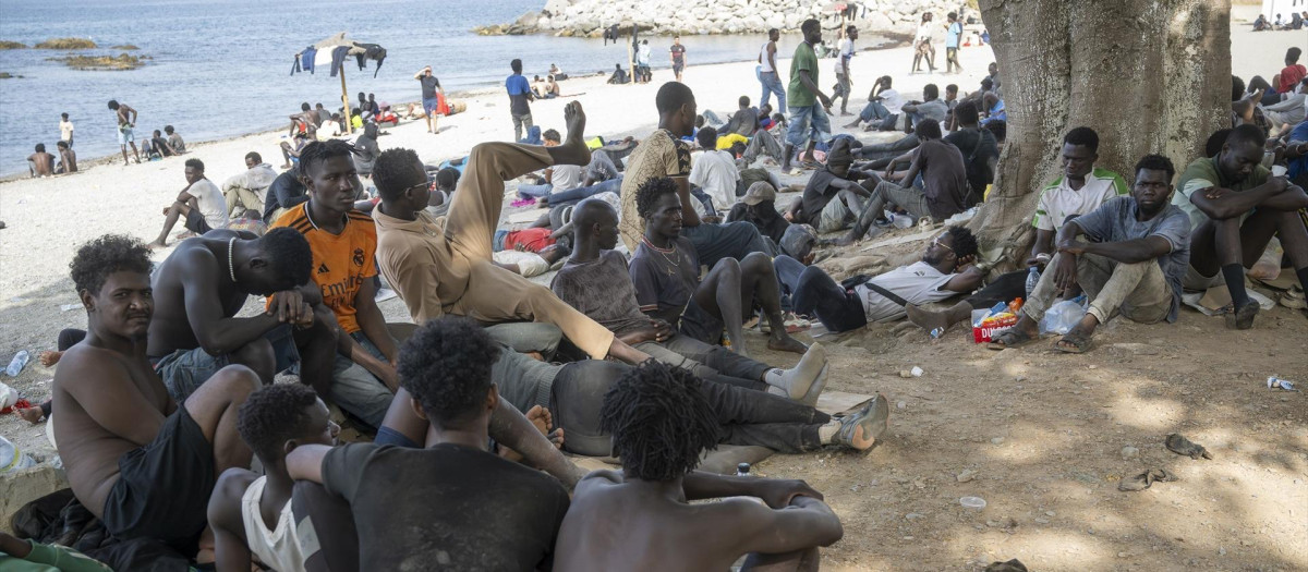 Imagen de archivo de decenas de inmigrantes llegados a Ceuta el pasado 30 de julio