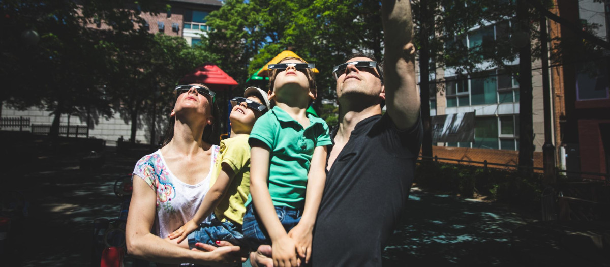 Una familia con las gafas necesarias para ver el eclipse solar