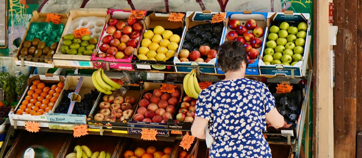 Una mujer compra en una frutería, en una imagen de archivo