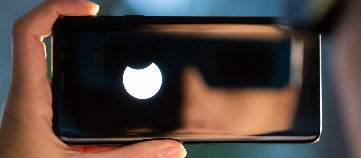 Hacer fotografías al eclipse sin protección es un riesgo para la cámara
