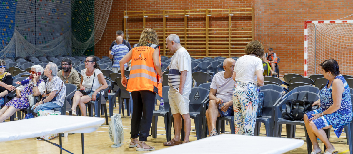Vecinos desalojados tras el incendio de Navas de San Antonio, Segovia