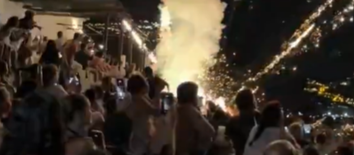 Momento en el que un cohete detona contra el público en Altea