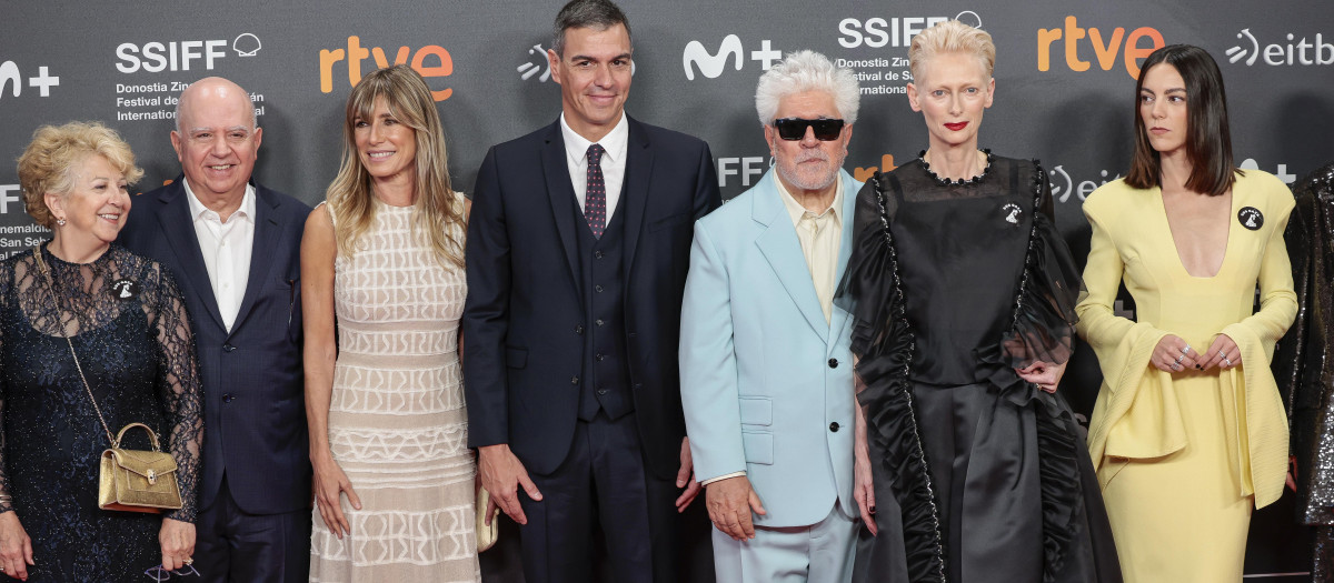 Pedro Sánchez y begoña Gómez junto a Pedro Almodóvar o la actriz Tilda Swinton, entre otros
