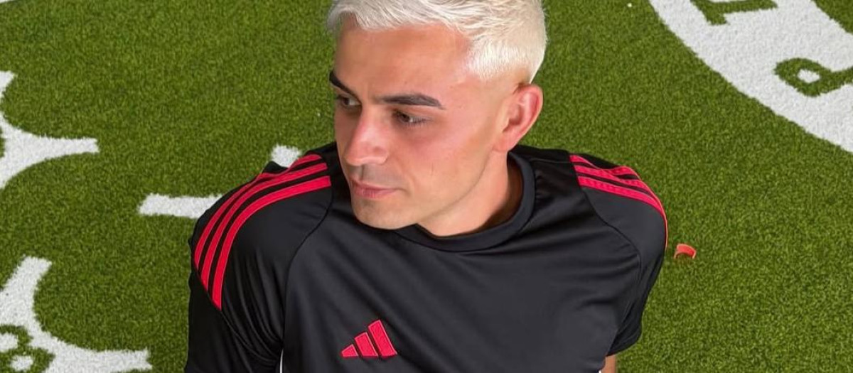 Pedri se une a las promesas de los jugadores y cambia su pelo