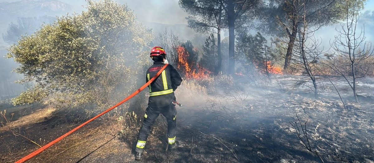 Bomberos de la Comunidad de Madrid durante los trabajos de extinción del incendio de Madrid
