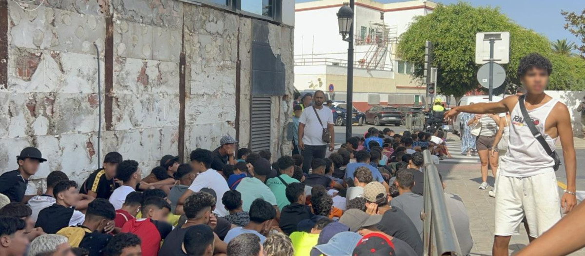 Imagen tomada este lunes de un grupo de menores a la espera para ser filiados en una comisaría de la Policía Nacional,