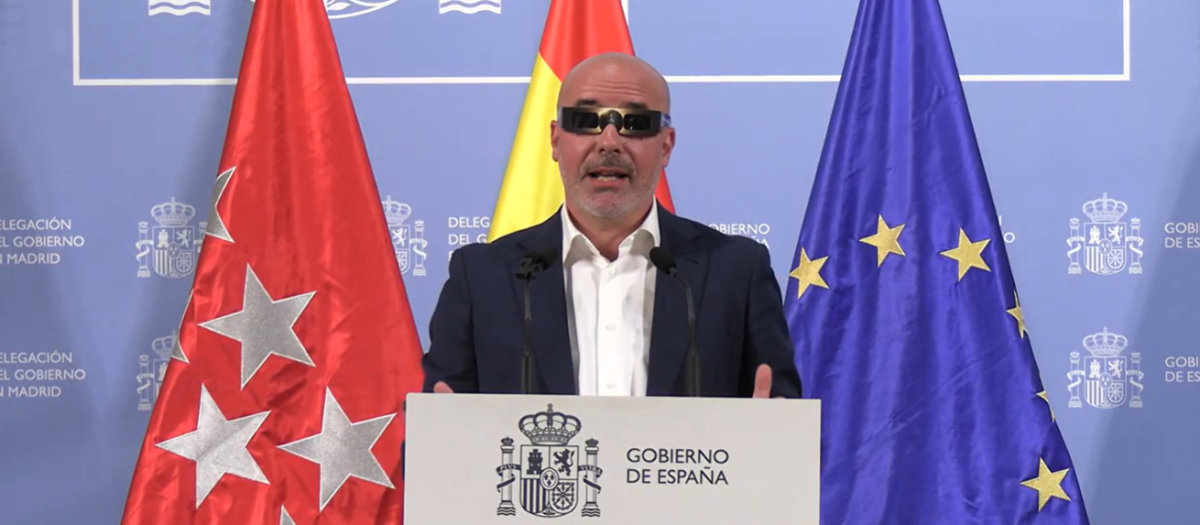 Francisco Martín con las gafas homologadas para ver el eclipse del 12 de agosto