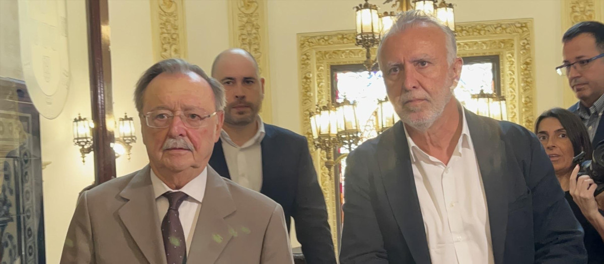 El ministro de Política Territorial y Memoria Democrática, Ángel Víctor Torres (d), y el presidente de Ceuta, Juan Jesús Vivas, este lunes