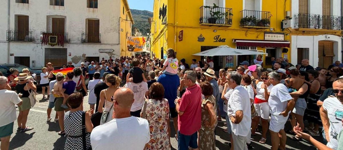 Imagen de la concentración de condena por los presuntos ataques homófobos en Benialí (Alicante)

REMITIDA / HANDOUT por AYUNTAMIENTO DE LA VALL DE GALLINERA
Fotografía remitida a medios de comunicación exclusivamente para ilustrar la noticia a la que hace referencia la imagen, y citando la procedencia de la imagen en la firma
10/8/2026