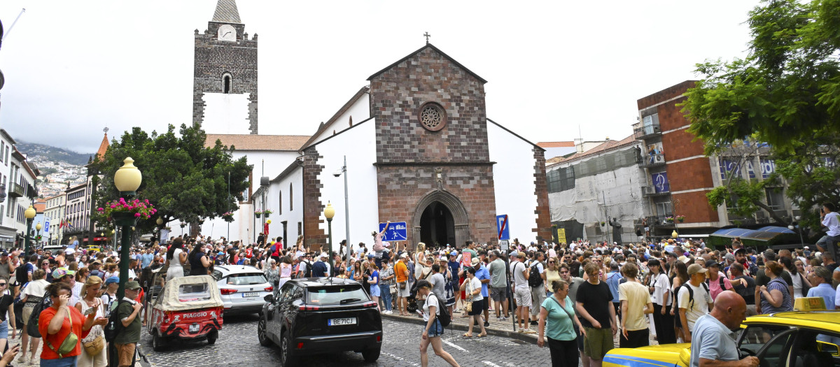 Una multitud aguarda en la puerta de la catedral de Funchal en Madeira