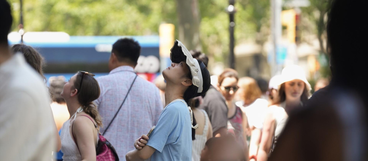 Varias personas en la calle, en Barcelona, en una imagen de archivo