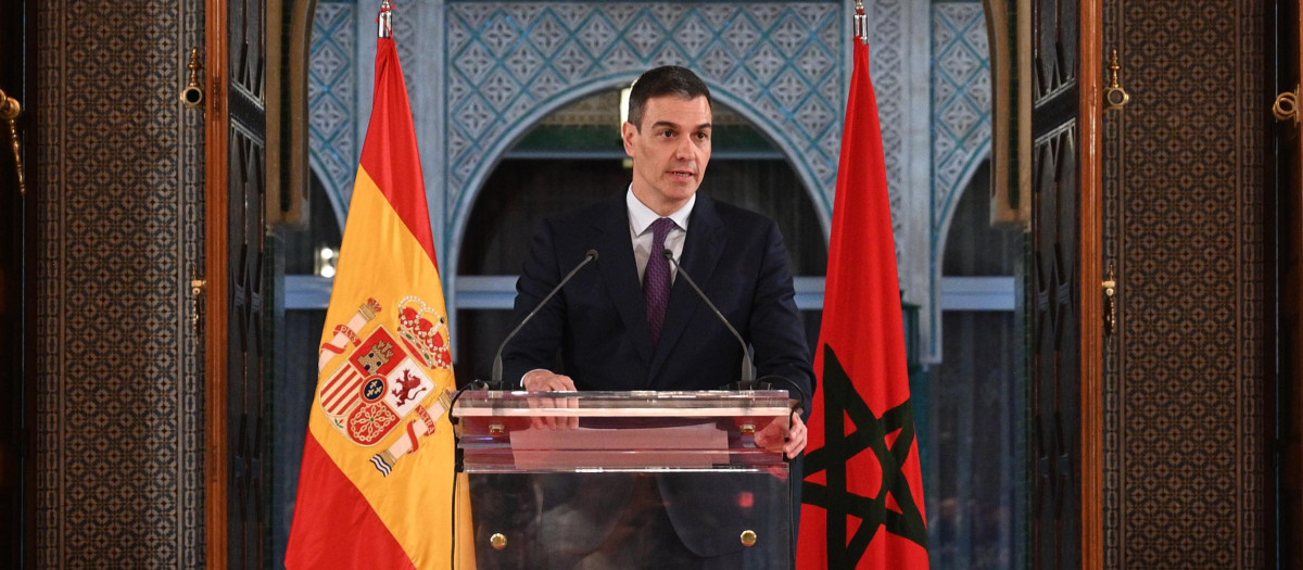 (Foto de ARCHIVO)
El presidente del Gobierno español, Pedro Sánchez, ofrece una rueda de prensa tras ser recibido por el Rey de Marruecos, Mohamed VI, en su primer viaje oficial de esta legislatura a Marruecos, a 21 de febrero de 2024, en Rabat (Marruecos). El viaje de Sánchez, acompañado por el ministro de Asuntos Exteriores, Unión Europea y Cooperación, se produce más de un año después de la Reunión de Alto Nivel (RAN) con Marruecos, que sirvió para consolidar la nueva etapa en la relación iniciada tras el respaldo al plan de autonomía marroquí para el Sáhara en marzo de 2022. Se espera que incluya un encuentro con el rey Mohamed VI dado que había una invitación pendiente por parte del monarca alauí.

Moncloa
21 FEBRERO 2024;VIAJE;RABAT;MARRUECOS;REY MOHAMED;
21/2/2024