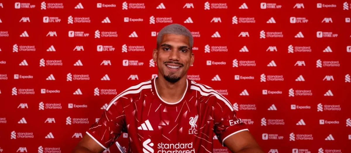 Ronald Araujo firmando su vinculación al Liverpool