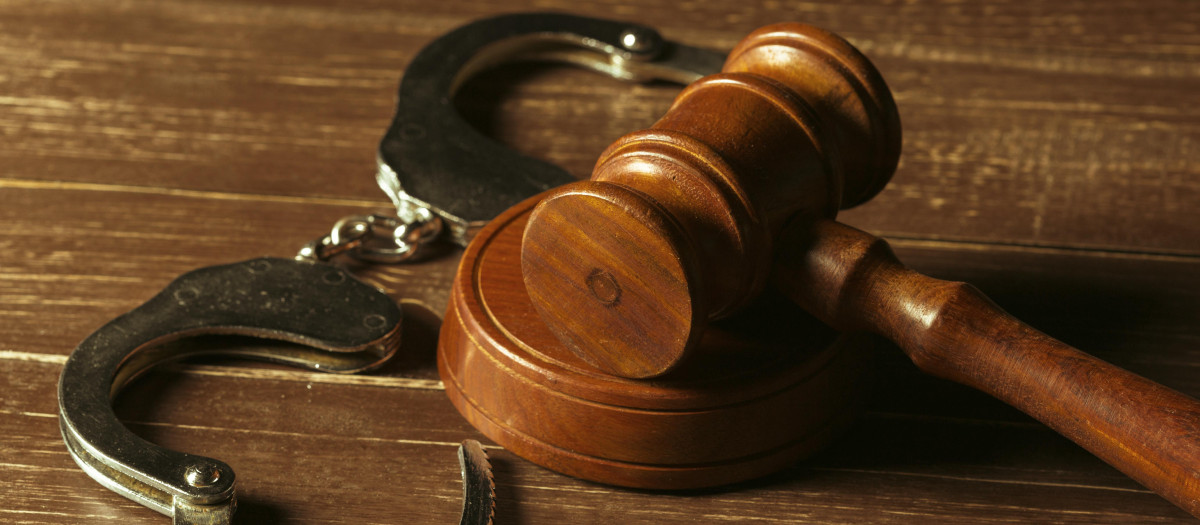 Esposas maza tribunal