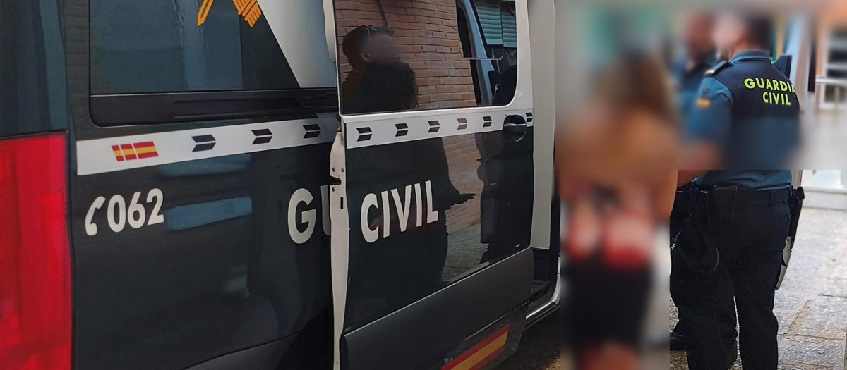 Agentes de la Guardia Civil con uno de los progenitores detenidos