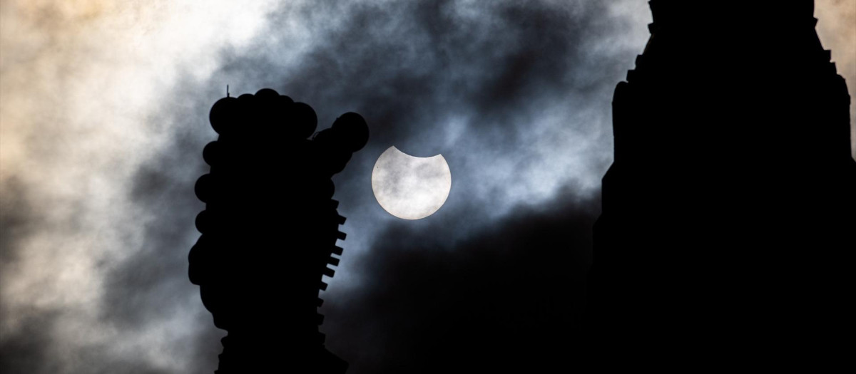 Eclipse parcial del sol visto desde la Basílica de la Sagrada Familia, en marzo de 2025