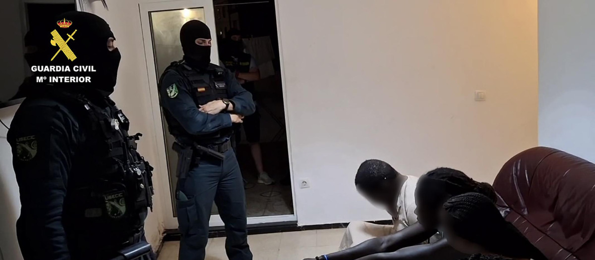 La Guardia Civil ha dado por desarticulada una red en la isla de Gran Canaria dedicada a la captación de menores extranjeras no acompañadas