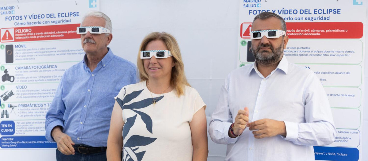 La vicealcaldesa de Madrid y delegada de Seguridad y Emergencias, Inma Sanz, visita una carpa informativa de Madrid Salud que aconseja cómo ver el eclipse con seguridad