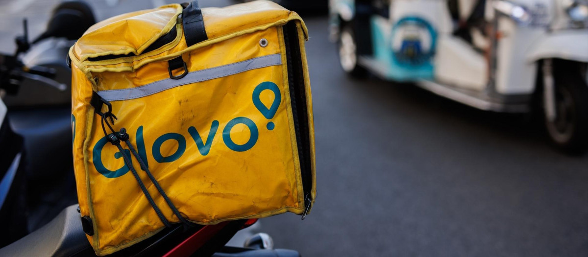 Una mochila de Glovo por una calle del centro de Madrid.