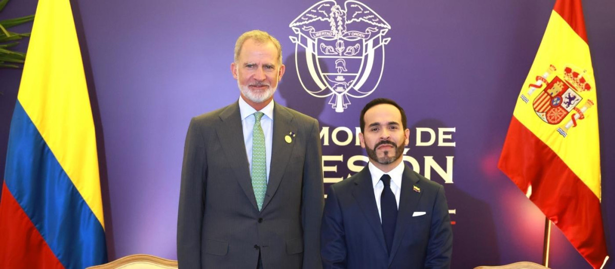 El Rey Felipe VI (i) durante la toma de posesión del presidente electo de Colombia, Abelardo de la Espriella