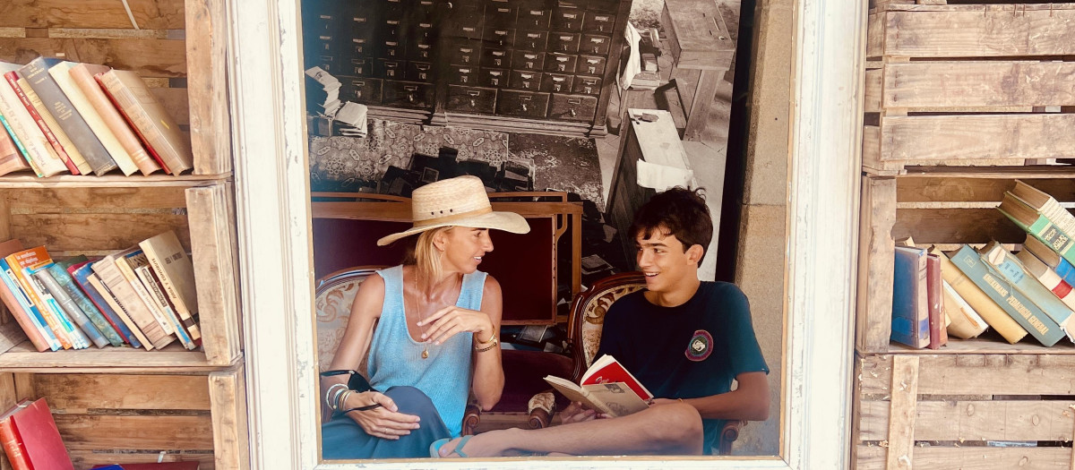 La autora, con uno de sus hijos, en una librería
