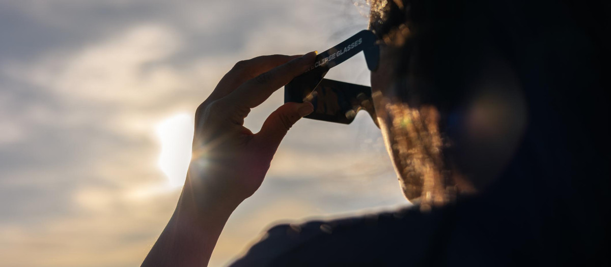 Mujer observado un eclipse de sol