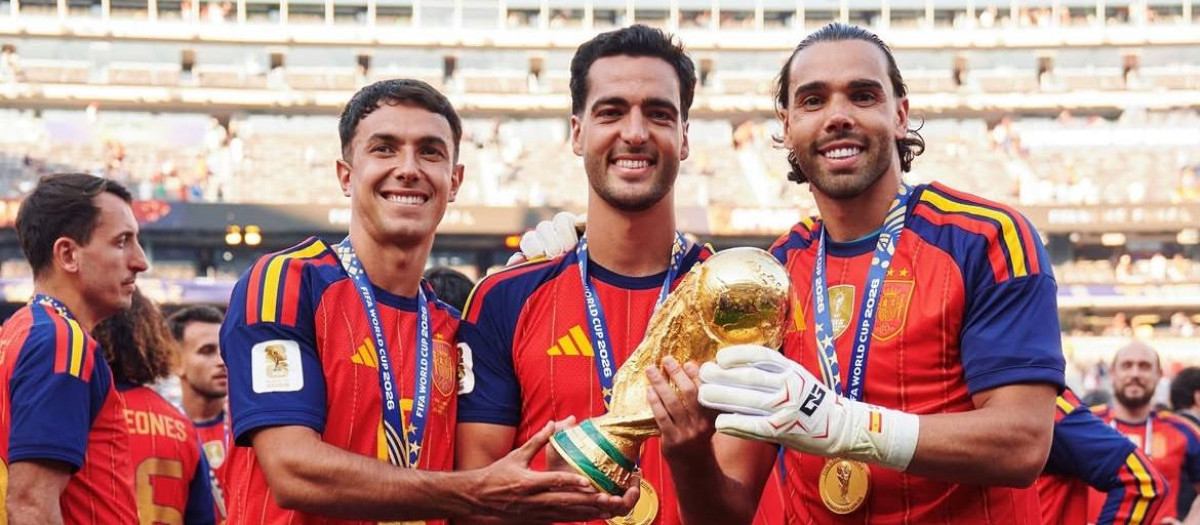 Zubimendi, Merino y Raya, los tres jugadores del Arsenal celebrando el Mundial