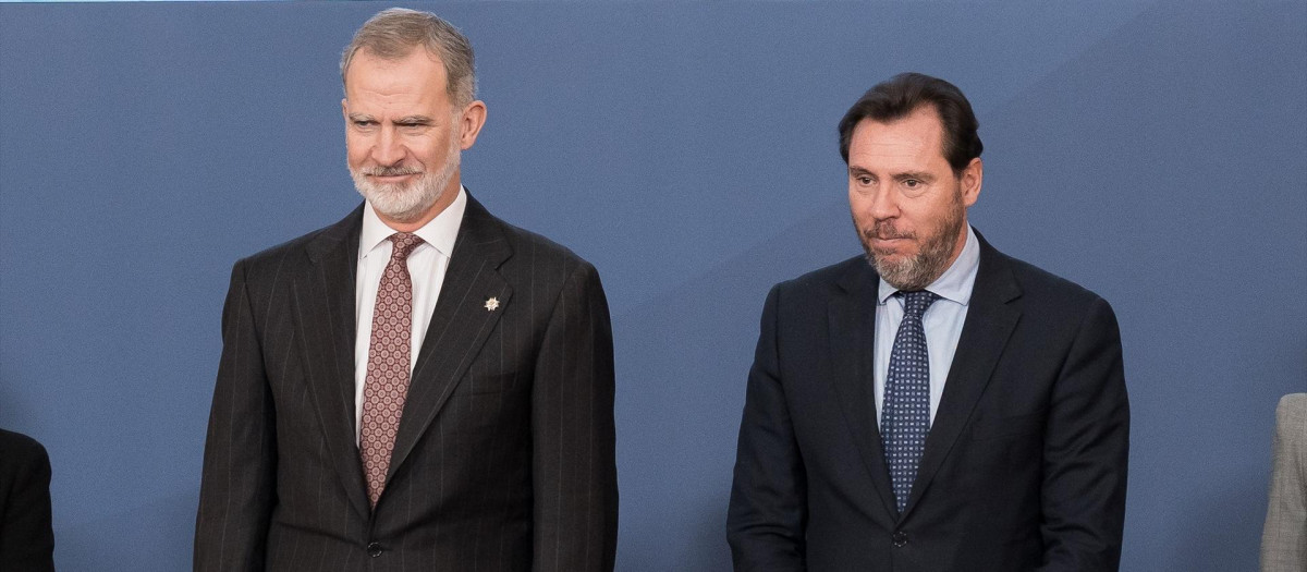El Rey Felipe VI durante el acto de entrega del IX Premio Reino de España a la Trayectoria Empresarial, junto al ministro de Transportes, Óscar Puente