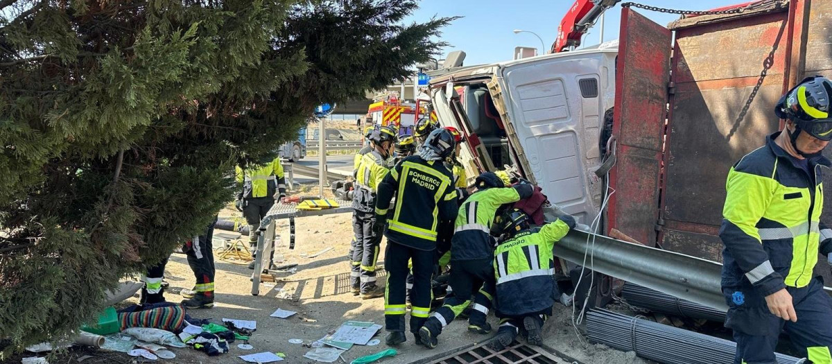 Un camionero queda atrapado por la cabeza entre la ventanilla y un guardarraíl en un accidente en la A-3