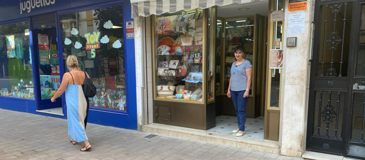 Ángela, de Bolsos Leva, en la puerta de su establecimiento