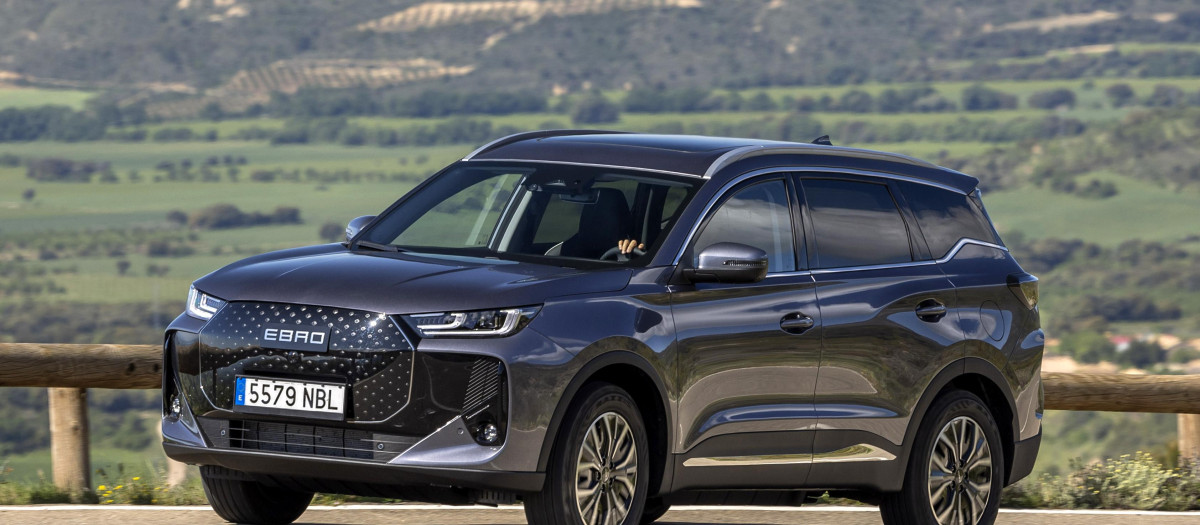 Estéticamente es atractivo, con proporciones de SUV tradicional
