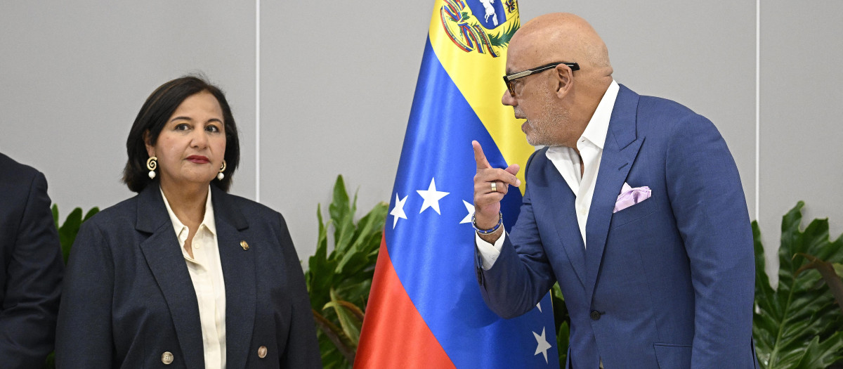 La opositora Dinorah Figuera y el dirigente chavista Jorge Rodríguez tras la primera sesión de negociaciones en Caracas