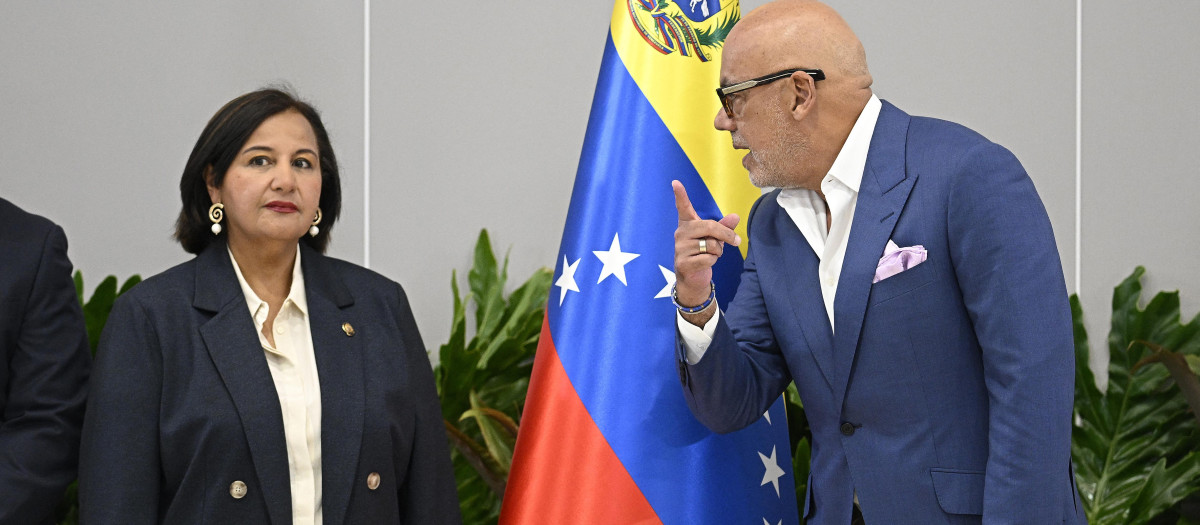 La opositora Dinorah Figuera y el dirigente chavista Jorge Rodríguez tras la primera sesión de negociaciones en Caracas