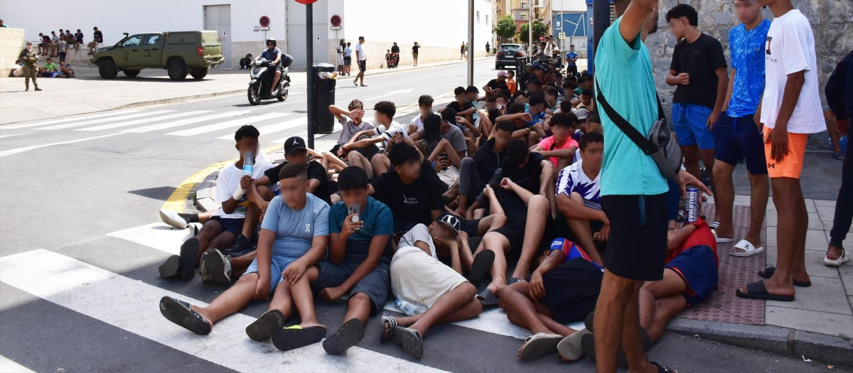 Un grupo de menores en Ceuta el pasado 10 de agosto