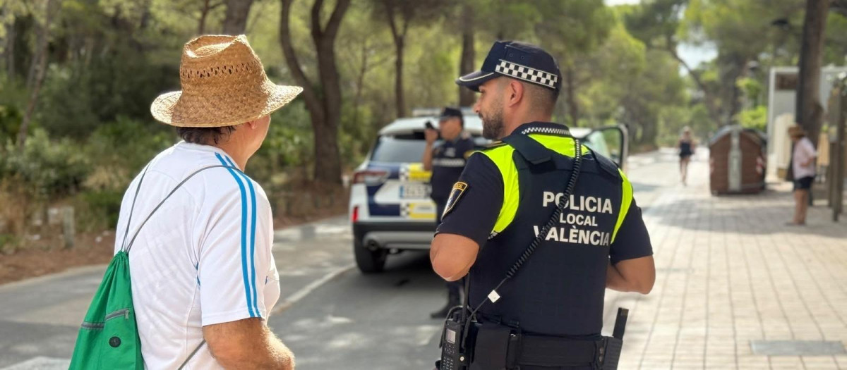 Imagen de la Policía Local cortando el acceso a El Saler