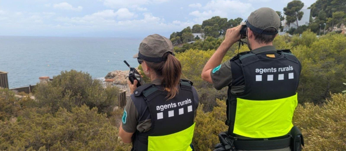 Dos agentes rurales de la Generalitat, en una imagen de archivo
