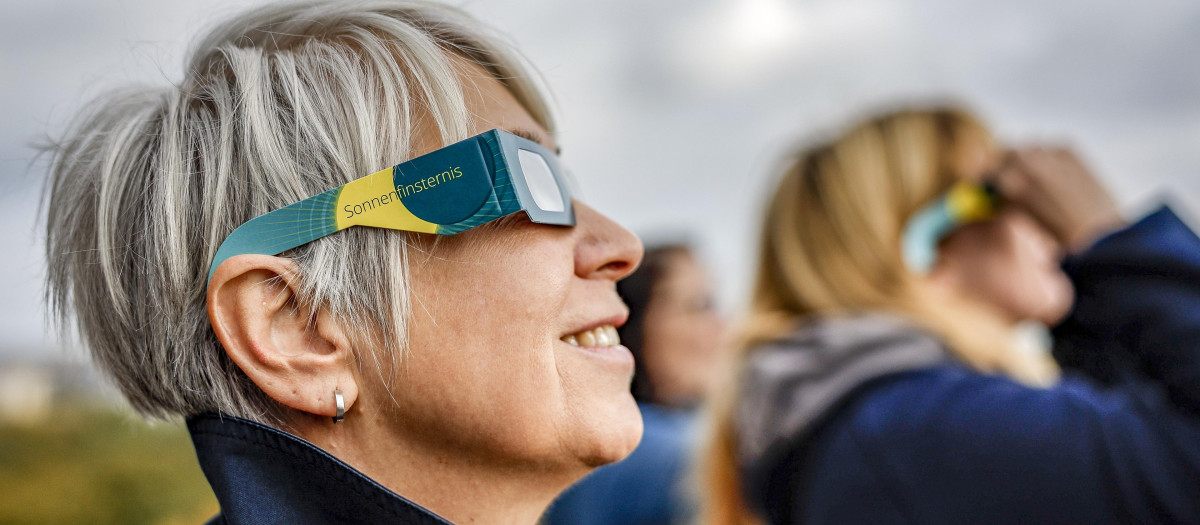 Una persona contemplando un eclipse solar
