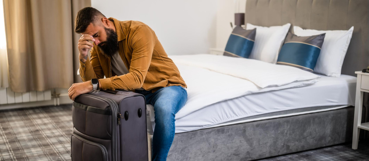 Viajero triste en una habitación